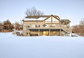 The Craftsman, large & boutique Galena retreat has rooms with a private hot tub