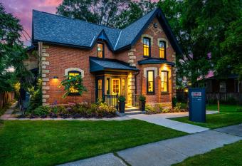 Somewhere Inn Collingwood allows 18 year olds to book a room