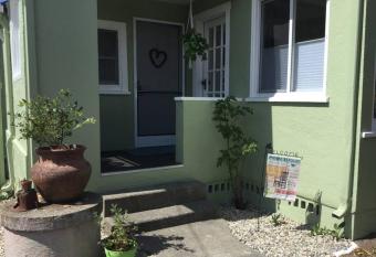 Charming Cottage in Henderson Center allows 18 year olds to book a room