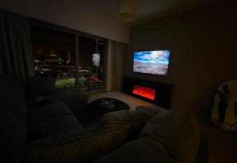 Dinar Home has rooms with a private hot tub