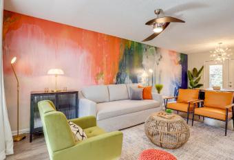 Artsy Retreat Near Downtown - Games, Backyard & BBQ has Balcony rooms