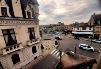 Maison de ville au centre de Fismes has Balcony rooms