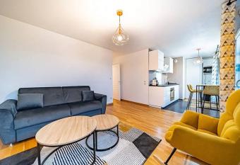 Joli T2 avec garage gratuit et balcon has Balcony rooms