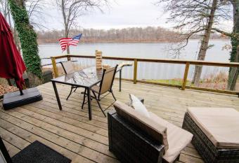 The Cottage on Heiner Hill has Balcony rooms