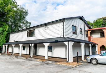 Kingston Station - 1 allows 18 year olds to book a room