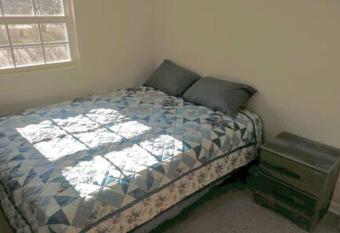 Kingston Station - 2 allows 18 year olds to book a room