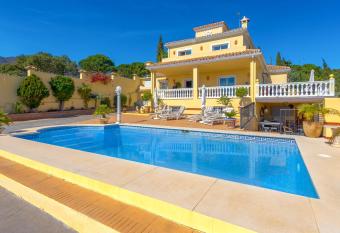 villa roca penthouse allows 18 year olds to book a room