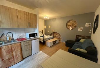 Grand STUDIO SUR COUR PRIVATIVE has Balcony rooms