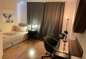 MY HOME Studio, kitchen, WIFI allows 18 year olds to book a room