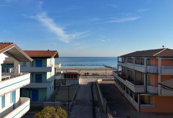 F005 - Fano, trilocale con terrazzino a 30mt dal mare has Balcony rooms