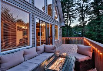 Chalet with Hot Tub near Lake, Pool and Beach has rooms with a private hot tub