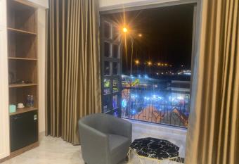 H   H  ng Panorama Hotel has Balcony rooms