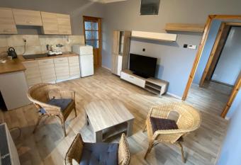 Kawalerka na wy    czno     allows 18 year olds to book a room