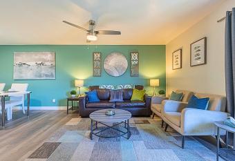 Paradise Valley Village-Walk-Dine-Shop-Golf- C254 has rooms with a private hot tub