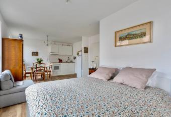 Nid calme centrale petite France has Balcony rooms