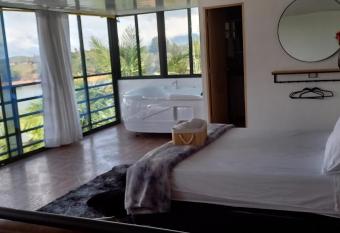 HOTEL MIirador Cielo Blue has rooms with a private hot tub