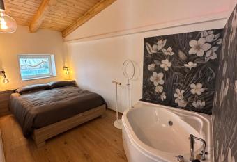 La Botte Piccola has rooms with a private hot tub