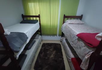 Sobrado Aconchegante e espa  oso has rooms with a private hot tub