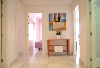 Estepona (in het hartje van het stadje) allows 18 year olds to book a room