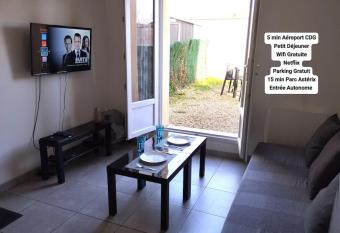 Appartement 2, Jardin, collation, 5 min de l a  roport CDG has Balcony rooms