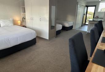 Studio Marine 4 allows 18 year olds to book a room