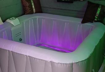 LOVE ROOM Cabane des charmes allows 18 year olds to book a room