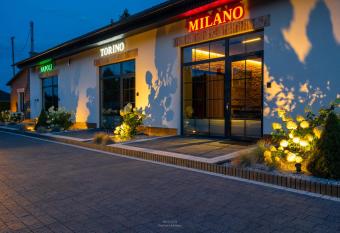 ApartHotel Mamma Mia - O  wi  cim has rooms with a private hot tub