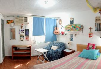 Habitaci  n Privada con A/A, TV, Wi-Fi en residencia en Costa azul cerca de la Costera ,atras del BabyO , a 10 min de la playa has Smoking rooms