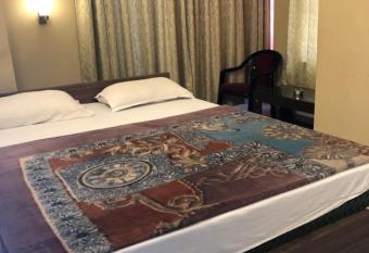 HOTEL BREEZE NEW JALPAIGURI has rooms with a private hot tub