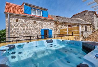 Holiday house MIA has rooms with a private hot tub