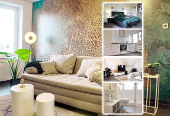 Modernes, zentrales Apartment in Troisdorf, Region K  ln Bonn, maximal f  r 4 Personen, Parkplatz & Netflix inklusive allows 18 year olds to book a room