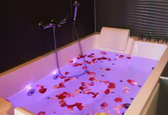 SUITE Serenity Room SPA- Baln  oth  rapie has rooms with a private hot tub