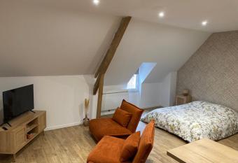 La petite Suite de La Jumelle allows 18 year olds to book a room