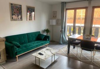 Paris/Stade de France, parking sous-sol has Balcony rooms