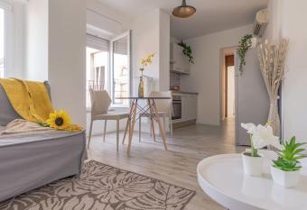 One Flat/studio,Busto Arsizio[Center,with terrace] allows 18 year olds to book a room