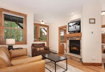 Sundog Condo in Granby Ranch has rooms with a private hot tub