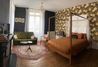 Chez Sir Guillaume de Castel. has rooms with a private hot tub