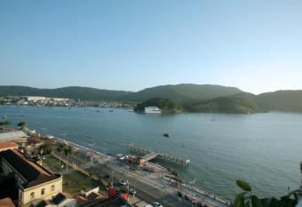 Apto charmoso com vista mar na Ponta da Praia allows 18 year olds to book a room