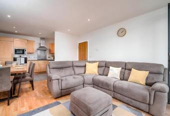 Spacious Penthouse - Sleeps 6, Ideal for Contractors, Families & Business Travellers - Free Parking has Balcony rooms