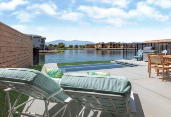 *NEW* Casa Breeza - Luxury Lakefront Home! has rooms with a private hot tub