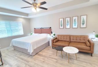 Newly built 1 bedroom studio with king size bed near swirling lava cliff in Paradise Park allows 18 year olds to book a room