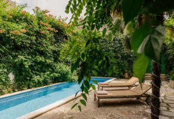 Palais du Vertige has Balcony rooms