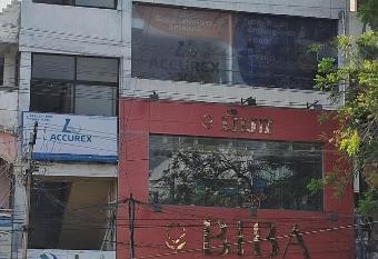 PENTHOUSE APARTMENT allows 18 year olds to book a room