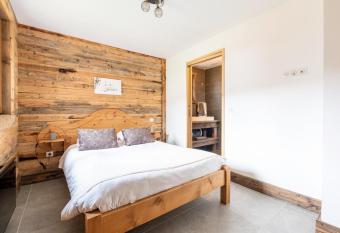 La cabane du cerf has Balcony rooms