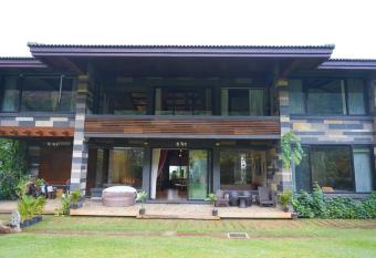 Aamby valley city, Lonavala - Luxury 4 Bed Hill Villa Pool, Jacuzzi & Garden,Stunning Lake & Golf Course view has rooms with a private hot tub