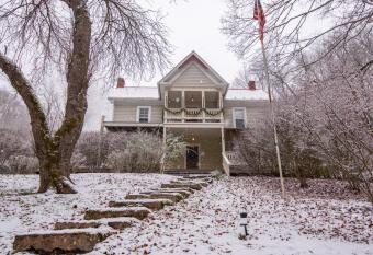 Moore House Inn & Cabins has Balcony rooms