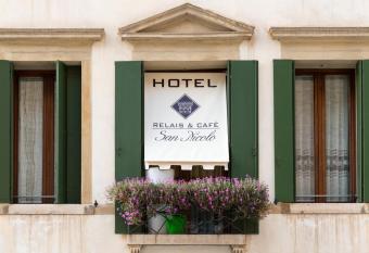 Hotel Relais San Nicol   allows 18 year olds to book a room