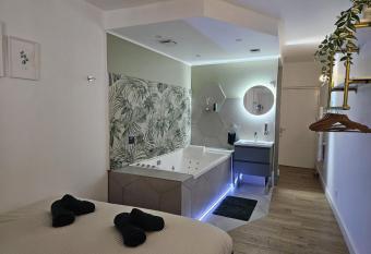 Suite romantique tropicale allows 18 year olds to book a room