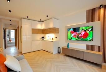 GPF1 MONACO # MENTON - 6 PERSONS - CENTER - PRIVATE PARKING - FULL RENOVATED - 2 BEDROOMS - CLIM - FAST WIFI - Beach and Sun has Balcony rooms