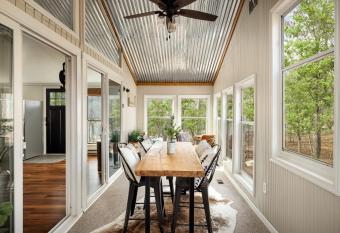 Modern Cabin w Sauna WiFi Fire Pit Grill&Deck has Balcony rooms